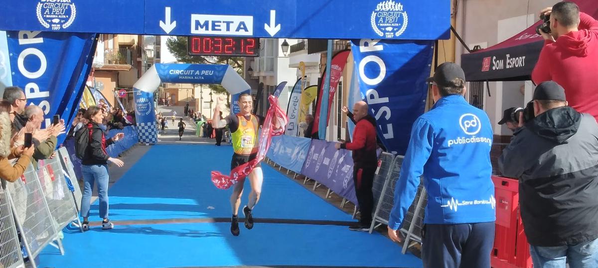 JUAN GIMENO GUANYA LA XXV VOLTA A PEU DE GATA. El primer gater Jairo Soler. La primera dona, María Isabel Ferrer. 958 atletes a la prova reina