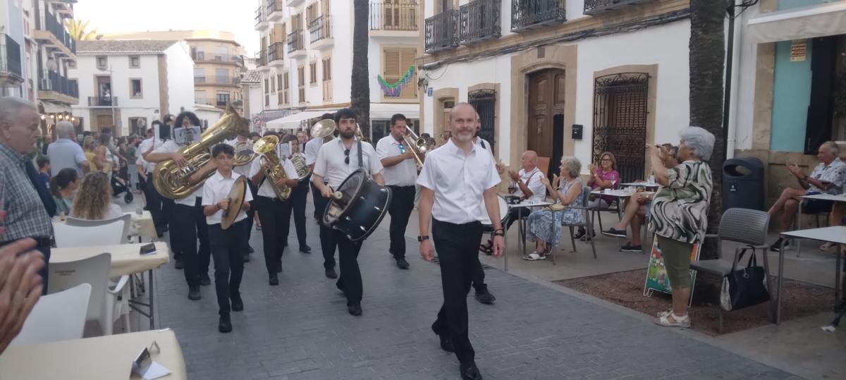 LA BANDA UNIÓ MUSICAL DE GATA PARTICIPA EN ELS ACTES DEL 60 ANIVERSARI DEL CENTRE ARTÍSTIC MUSICAL DE XÀBIA. TAMBÉ HO VA FER LA BANDA DE CODA 