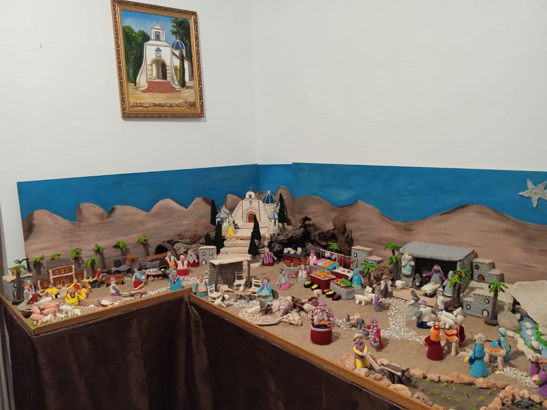 L'ALTRE BETLEM IMPRESIONANT DE LA RUTA GATERA ÉS EL DE ROSARIO MONFORT, TOT FET DE PUNT DE GANXO. També té llocs reconeguts del poble, com l'ermita i l'estació del tren