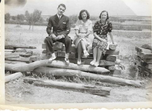 FOTOGRAFIES ANTIGUES (Gata en record): DE LA SÉRIE DEL CRONISTA DE GATA LA Nº 1.895: JOVES DAVANT L'ESTACIÓ, ANYS 40 