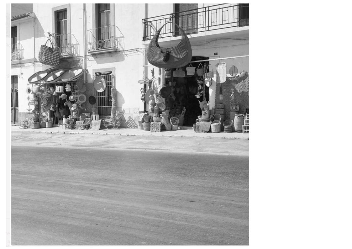 FOTOGRAFIES ANTIGUES (Gata en el record): Foto 1897 de la série del Cronista de Gata: DOS TENDES ALS PRIMERS ANYS DE L’ARTESANIA A LA PLACETA ( i II ), 1967. Col·lecció de Carlos Flores (Museo Etnográfico de Castilla y León, Zamora)