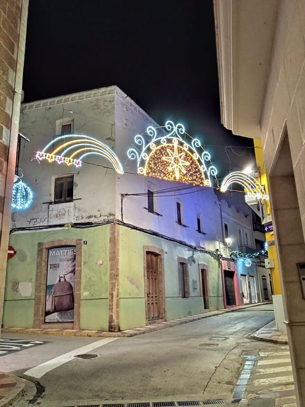 HUI, VESPRA DE LA FESTA DE LA CONSTITUCIÓ, ENCESA DE L'ENLLUMENAT NADALENC A GATA