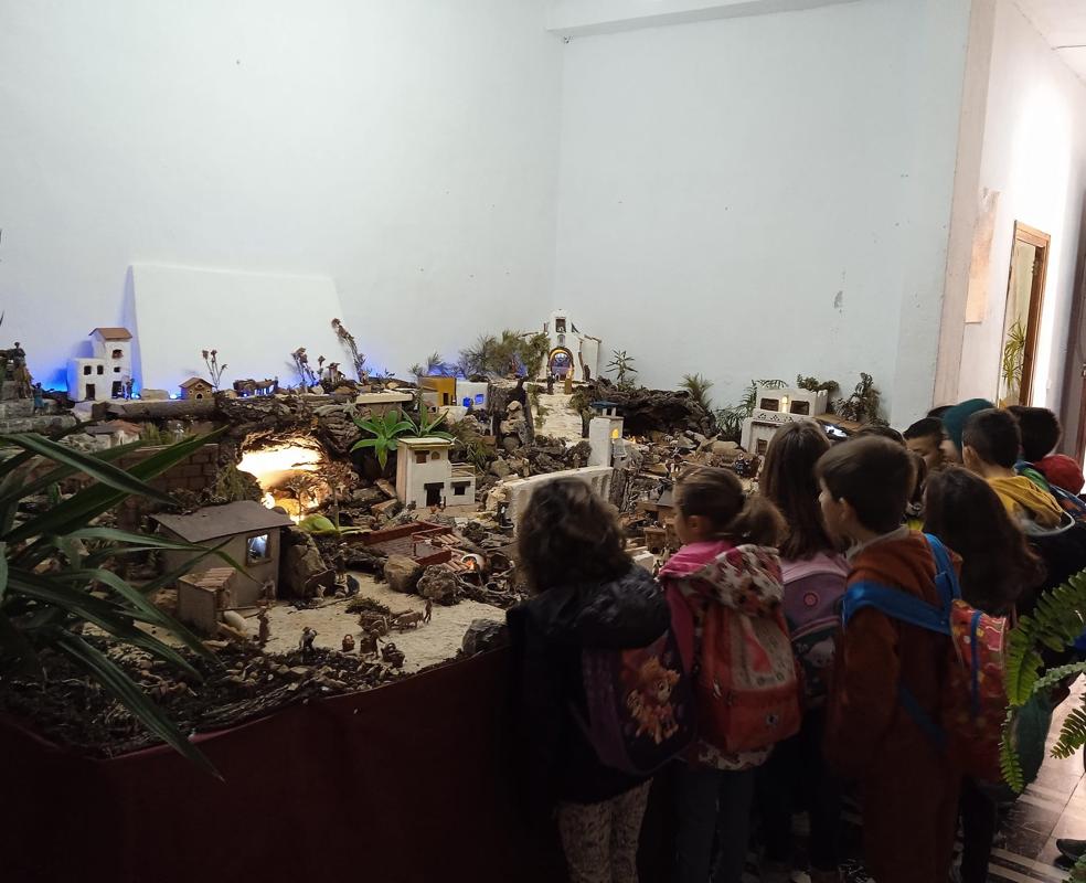 EL BETLEM POPULAR MONUMENTAL DEL CARRER SIGNES DE GATA SEGUEIX REBENT NOMBROSES VISITES. Ja superen les 600 persones les que l'han vist. Tu ja l'has vist? Contacta amb nosaltres