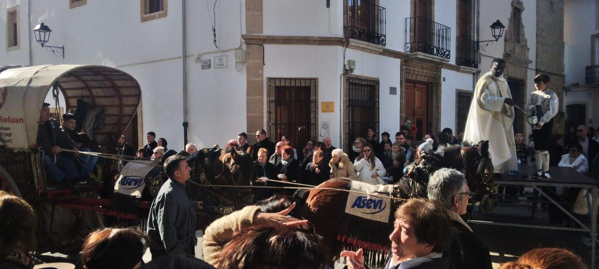 LA VESPRA I LA FESTA DE SANT ANTONI A GATA: El bon temps fa eixir a molts veïns i les seues mascotes a la bendició