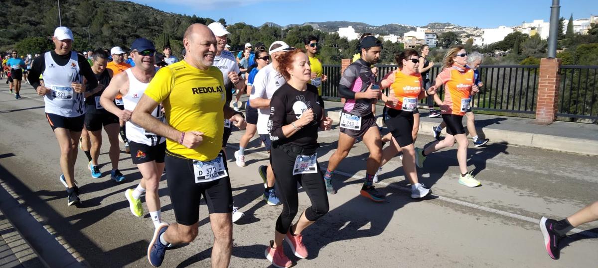 EL CORREDOR DEL LLEBEIG DE XÀBIA JOSÉ MANUEL GARCÍA BARRAGÁN GUANYA LA XXVI VOLTA POPULAR A GATA. La primera dona en entrar a meta María Isabel Ferrer Castell també xabiera