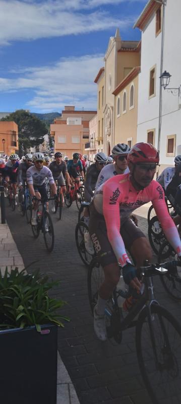 DIUMENGE 16 DE MARÇ, GATA ESCENARI D'EIXIDA I META DE LA SISENA ETAPA DE LA VOLTA CICLISTA A LA MARINA 2025