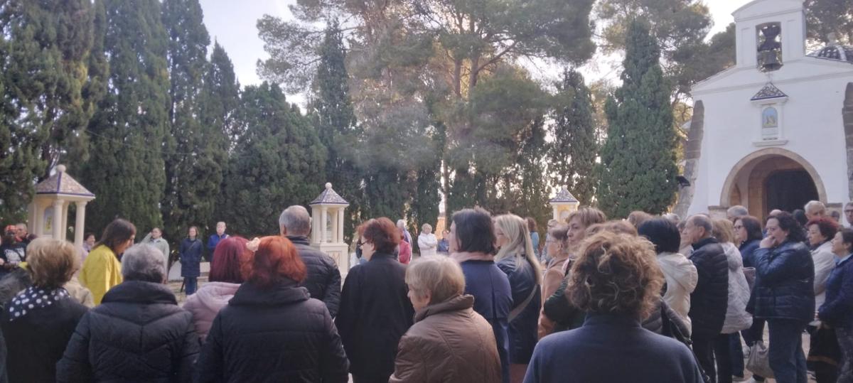 LA FE I LA DEVOCIÓ DE SETMANA SANTA A GATA ES MOSTRA AL VIA CRUCIS A L'ERMITA. A la vesprada, la processó del Sant Soterrar trau els quatre passos als carrers; itinerari alternatiu davant les obres al carrer Duquessa d'Almodòvar 