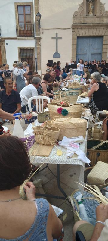 L'ART DE LES MANS I LA MÚSICA UNITS: II ENCONTRE DE LA LLATA. Gent de la comarca i el Cor Gospel li van donar un gran ambient a la Plaça de l'Església. Inaugurat el mural de la llata