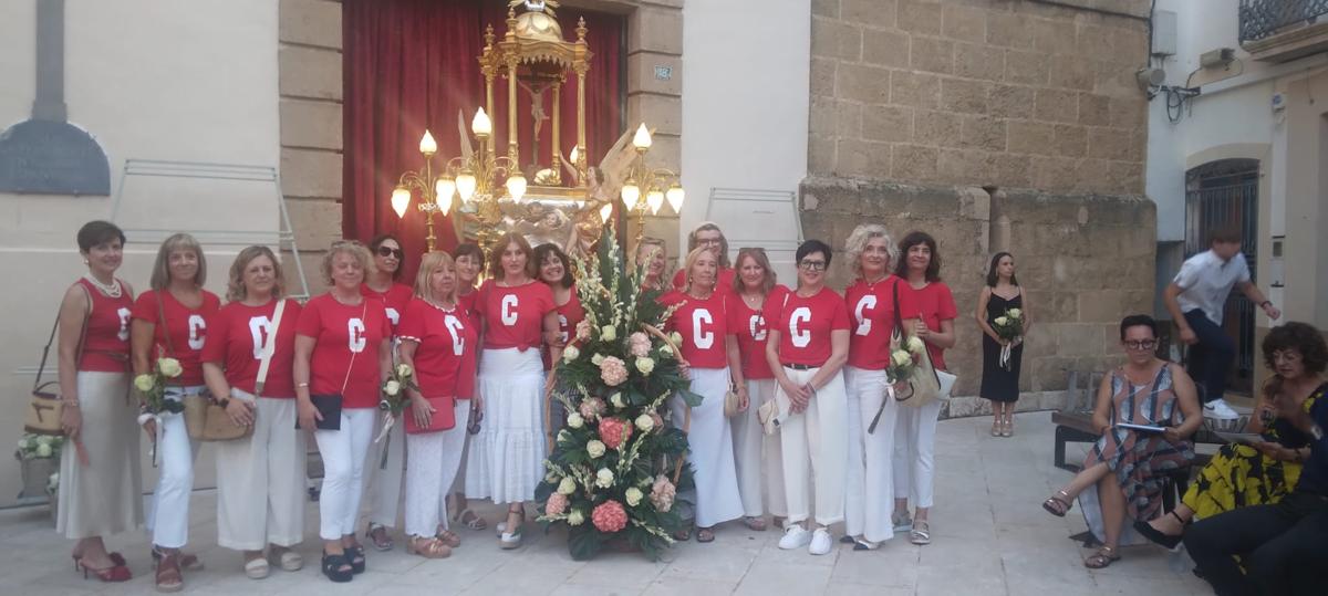 FESTES GATA 2025: ENCARA AHIR, MULTITUDINÀRIA OFRENA FLORAL AL CRIST (I): Penyes i quintades