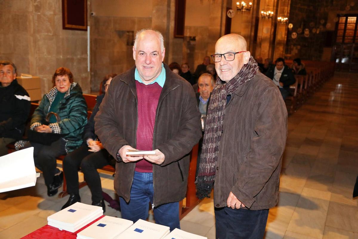 DOS POEMES VICENTINS DEL CRONISTA DE GATA AL LLIBRE "POEMARI VICENTÍ". També hi ha un del gater Antonio Monfort. Ahir es va presentar el llibre a l'església de Teulada (Foto, Ajuntament de Teulada) 