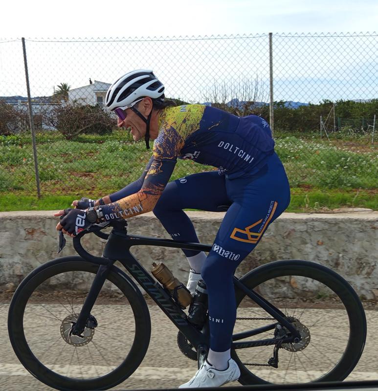 LA SAGA CICLISTA DELS SALVÁ DE GATA CONTINUA. José Vicente Salvá, segon en la categoria Màster 50, de la Volta a la Marina 2025. Recordem la trajectòria de son pare Pepe, que va portar la torxa olímpica del 92