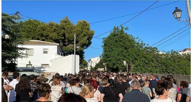 ADÉU MULTITUDINARI PER A DAVID LLEDÓ CASELLES, ASSASSINAT DISSABTE AL CARRER MORERES. ACOMPANYA DES DE LA PLAÇA DE LA CASA ROJA FINS EL CEMENTERI (Foto Alfons Padilla)