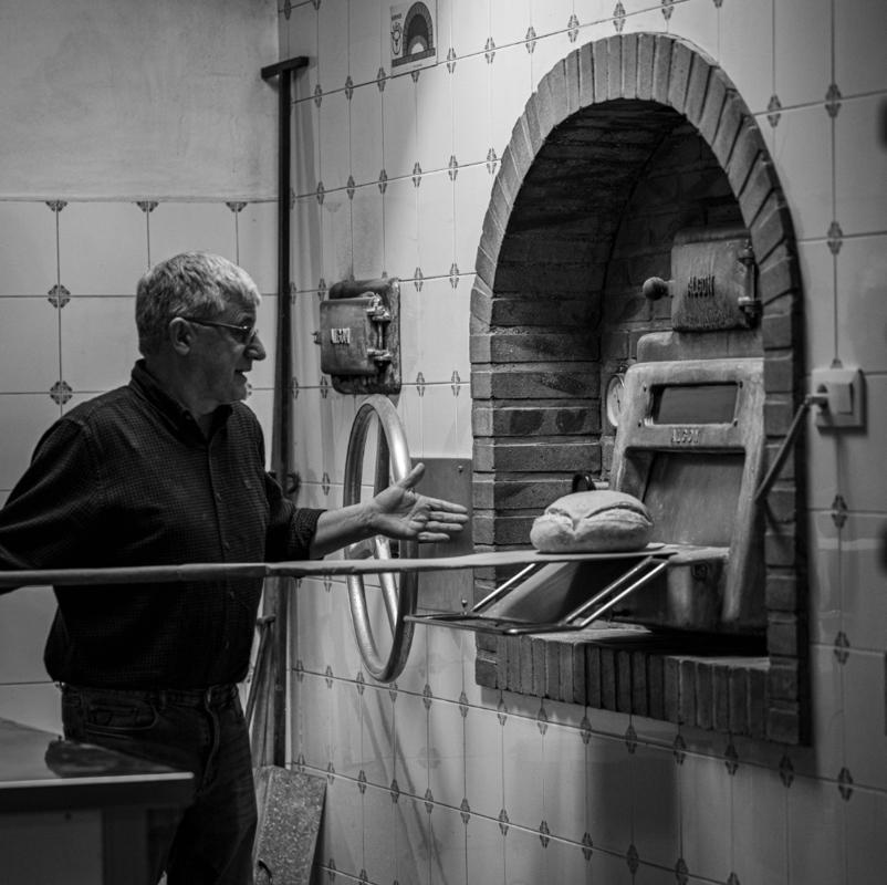 DEMÀ DIA 31 D'AGOST TANCA LES PORTES L'ÚLTIMA PANADERIA DEL RAVAL, AMB MÉS DE 80 ANYS D'HISTÒRIA. Felipe Signes es jubila (Foto portada: Jake Sadhu Abbott)