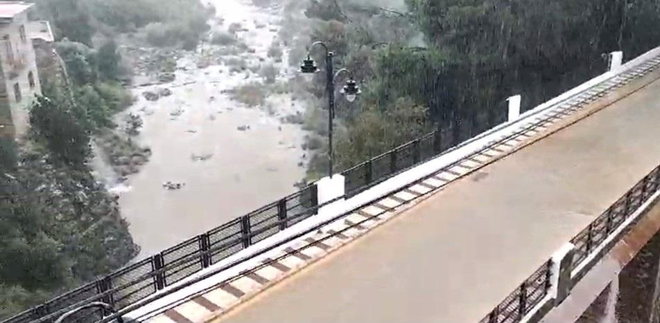 GATA ACUMULA JA 110 LITRES I SEGUEIX PLOVENT. L'ALERTA TARONJA DE LA DANA VA FER QUE, PER PRECAUCIÓ I AMB MOLT D'ENCERT, QUE ES SUSPENGUEREN LES CLASSES HUI. Molta aigua a les zones inundables. Molta precaució (Vídeos: Pepa Salvá)