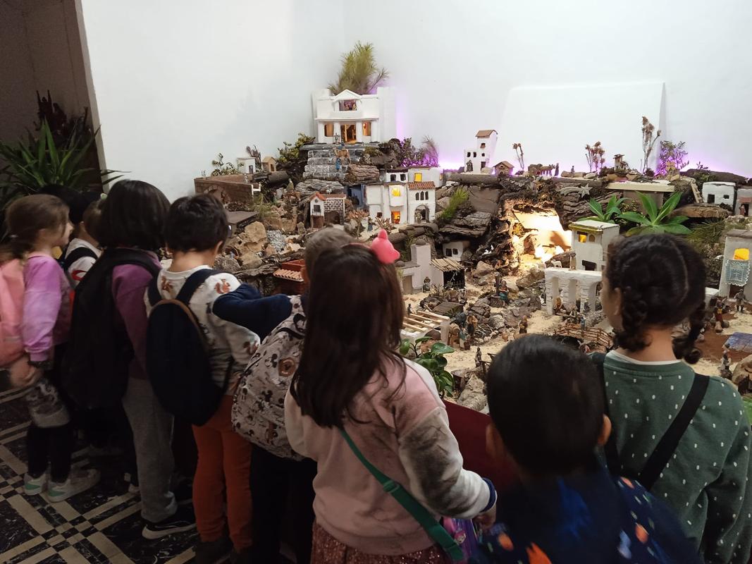 RUTA DELS BETLEMS A GATA: ELS ESCOLARS DEL CEIP SANTÍSSIM CRIST VISITEN EL BETLEM MONUMENTAL. Després visiten un betlem de punt de ganxo