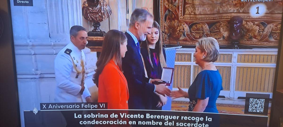 EL RECTOR TEULADÍ, FILL ADOPTIU DE GATA I PREDILECTE DE TEULADA, VICENTE BERENGUER LLOPIS, REP LA CONDECORACIÓ DE L'ORDRE CIVIL, QUE HA ATORGAT EL REI FELIP VI AMB MOTIU DELS  X ANYS DE REGNAT 