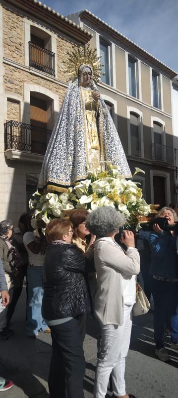 ESPECTACULAR ENCONTRE PASQUAL A GATA: El Ressucitat es troba a la Verge, plaça de l'església. Ara, a berenar i menjar la mona