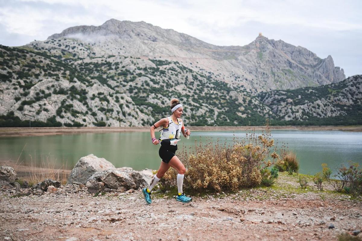 L'ATLETA GATERA ROSA LARA FELIU TORNA A LA VICTÒRIA: GUANYA LA CARRERA DE ELS TRES MIL A SÓLLER (MALLORCA). Li dona accés directe a participar a la UTMB Mont-Blanc
