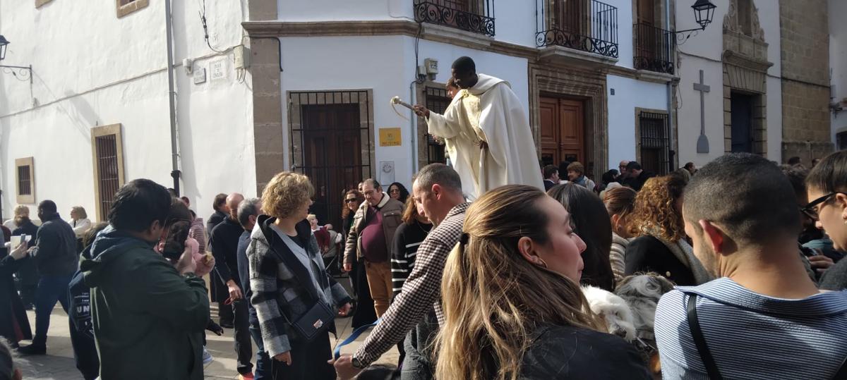 HUI DIUMENGE 21 DE GENER, CELEBRACIÓ DE SANT ANTONI A GATA. Processó, missa, repartiment del pa beneït i benedicció de centenars d'animals