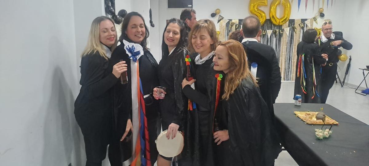 A GATA SEGUEIXEN LES FESTES POPULARS DELS DARRER DIES: Hui, darrer dilluns, és festa escolar; demà és darrer dimarts i dimecres Cendra; dissabte, el soterrament de la sardina