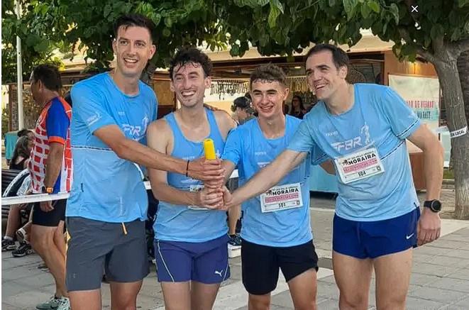 EL JOVE ATLETA GATER EMILIO SIGNES GUANYA AMB L'EQUIP DE L'EXVELOCISTA OLÍMPIC DAVID CANAL LA PROVA PER RELLEUS DE LA MILLA URBANA DE MORAIRA (Foto FBR)  