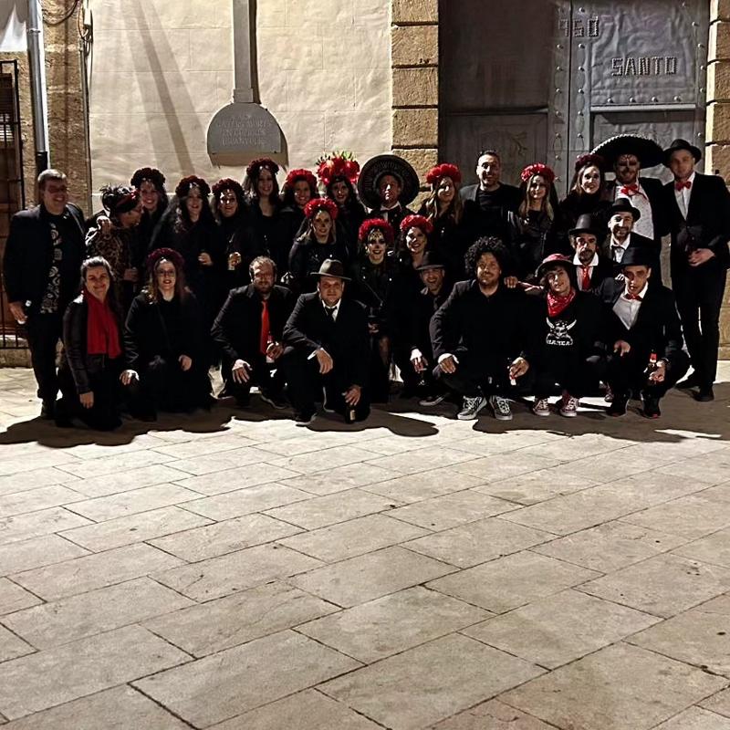 EL SOTERRAMENT TANCA ELS DARRERS DIES I LA SARDINA A GATA. Els quintos 2024 van ser els protagonistes de la nit. La música la va posar l’orquesta Flamma. Nombroses disfresses dissabte per la nit a l’Avinguda la Pau