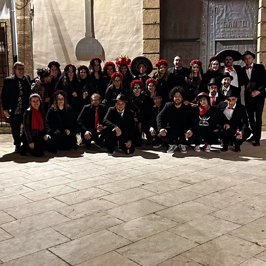 EL SOTERRAMENT TANCA ELS DARRERS DIES I LA SARDINA A GATA. Els quintos 2024 van ser els protagonistes de la nit. La música la va posar l’orquesta Flamma. Nombroses disfresses dissabte per la nit a l’Avinguda la Pau